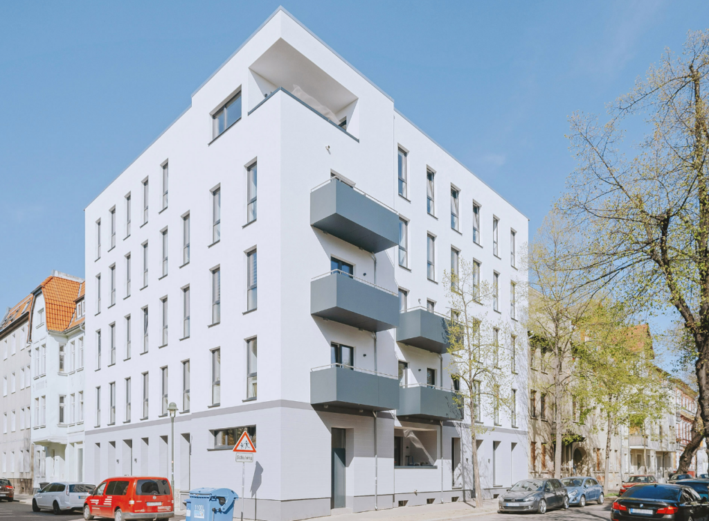 Vollsaniertes Wohnhaus mit weißer Fassade, neuen Fenstern und Balkonen in Böblingen nach Sanierung durch BWG Böblingen